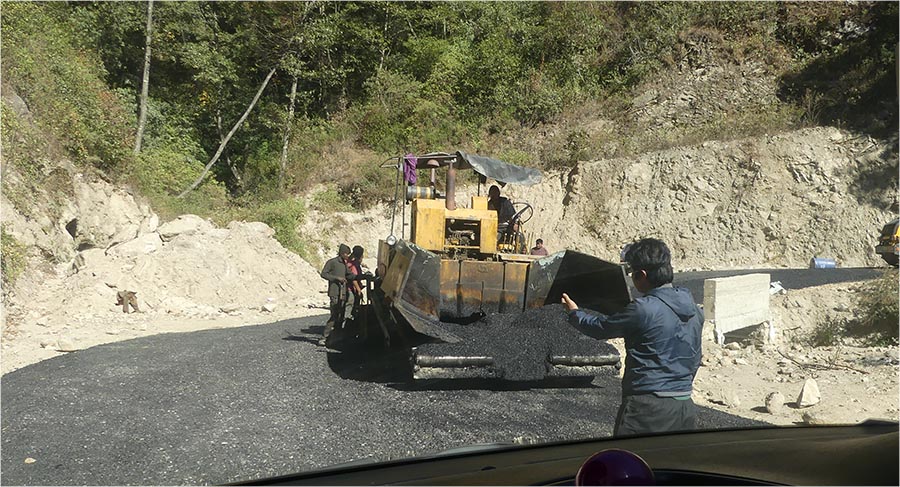 Bhutan - Strassenverhältnisse - Bauarbeiten