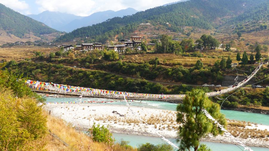 Bhutan - Tageswanderung vom Punakha Dzong zur laengsten Haengebruecke Bhutans