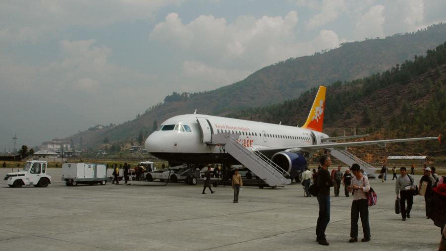 Bhutan05 Paro Flughafen Druk Air DSC 0157 900x506