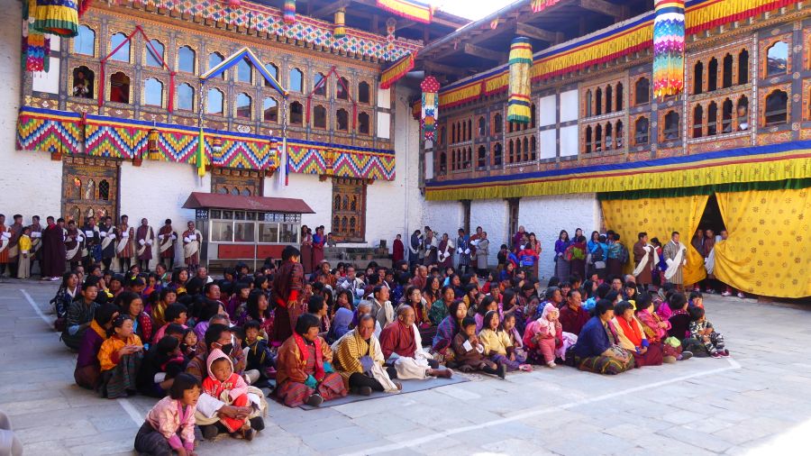 Bhutan18 T24 269 Lhuentse Zuschauer3 P1030622 900x506
