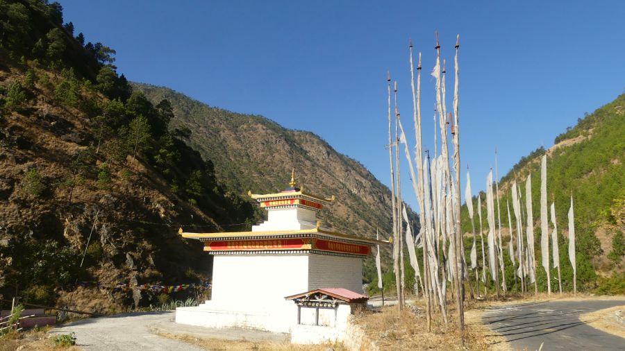 Bhutan Chorten an Strasse P1030829