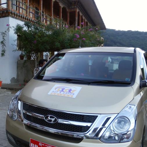 Bhutan Gut zu wissen Tourismus Fahrzeug P1030115