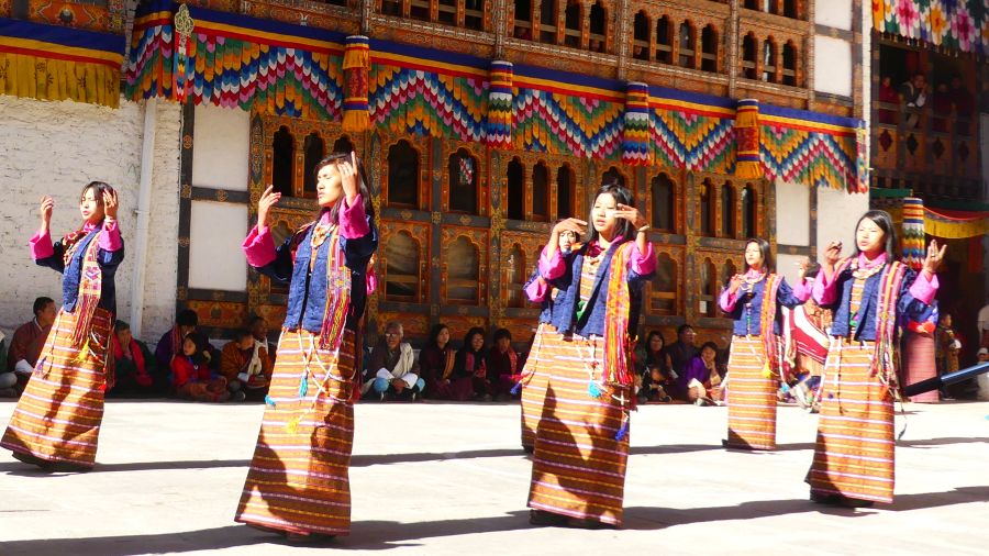 Bhutan Klosterfest Tanzgruppe P1030634 900x506