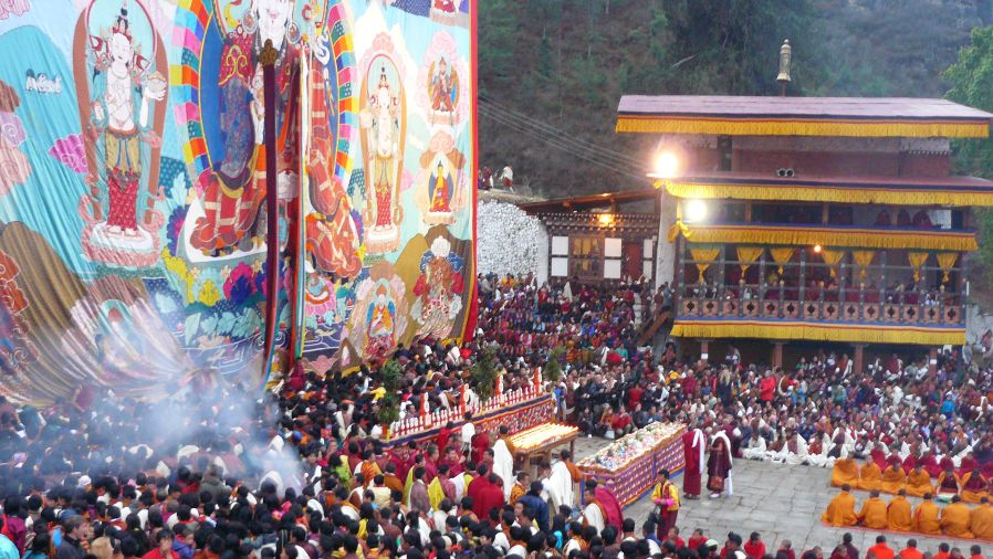 Bhutan Klosterfest Thondrul Tanka Ausrollen P1020483